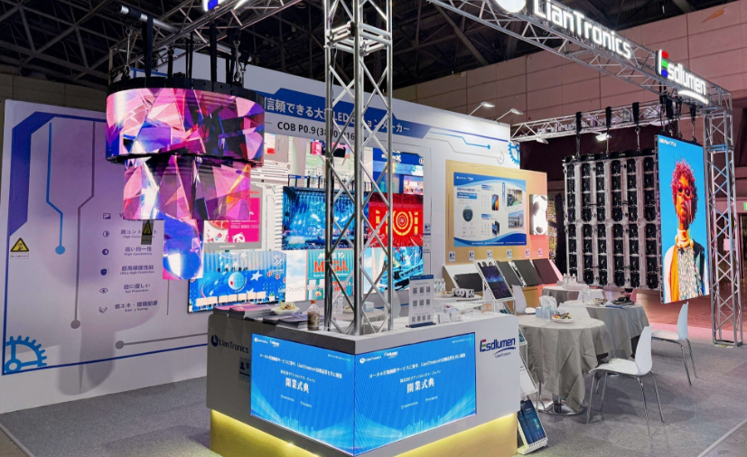LianTronics exhibition stand with 90-degree LED display corners