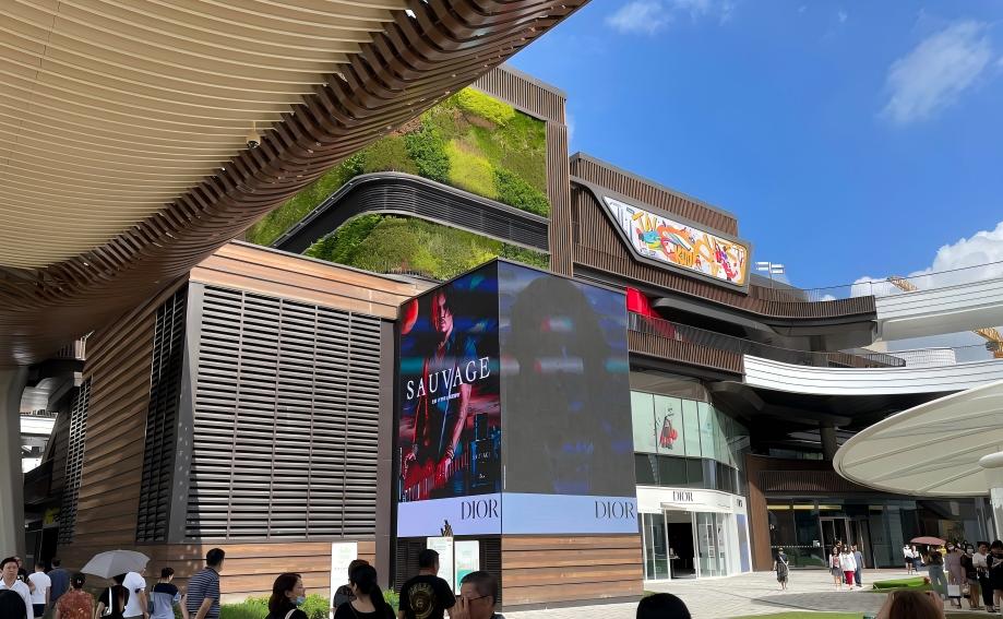 Corner LED screen on the Dior facade at Taikoo Li Qiantan